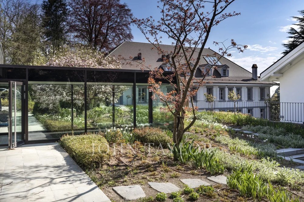 20 rooms House to buy in Jouxtens-Mézery - image 1/13