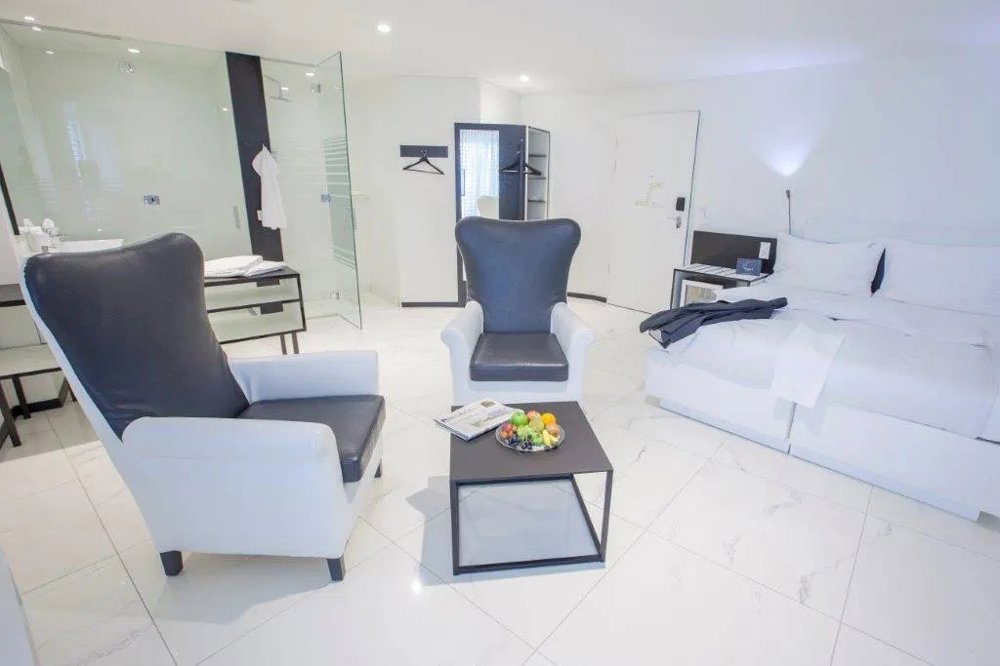 1 rooms Office & Commercial for rent in Regensdorf - image 1/10