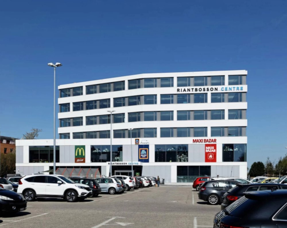 Surfaces administratives au sein d'un centre d'activité