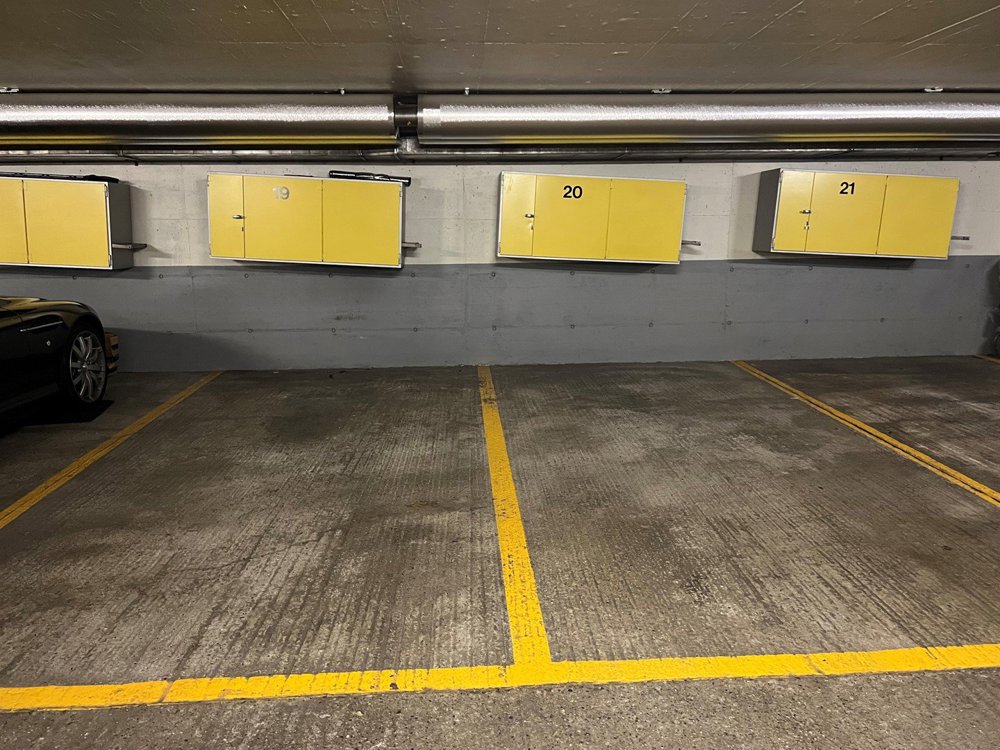 null rooms Car park, garage for rent in Uster - image 1/4