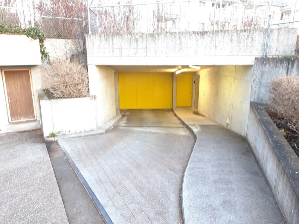 null rooms Car park, garage for rent in Schwerzenbach - image 1/2
