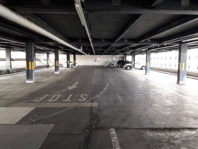 null rooms Car park, garage for rent in Lausanne - image 1/5