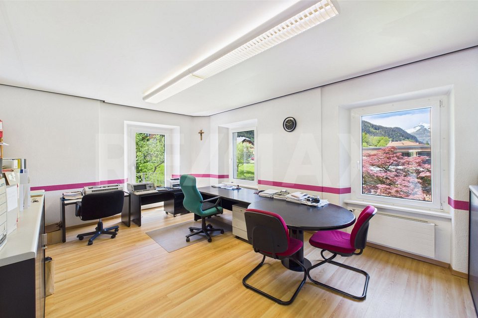 Casa di 10 locali in vendita a Ambrì - immagine 1/13
