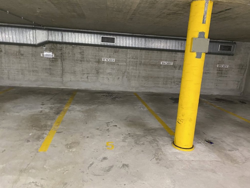 null rooms Car park, garage for rent in Zurigo - image 1/2