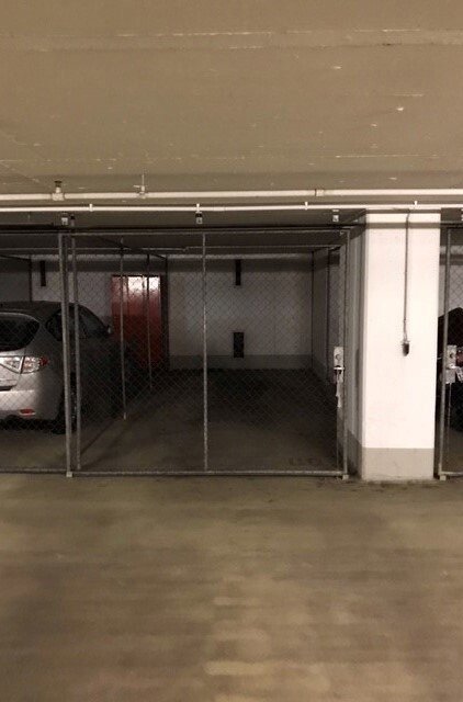 null rooms Car park, garage for rent in Zurich - image 1/2