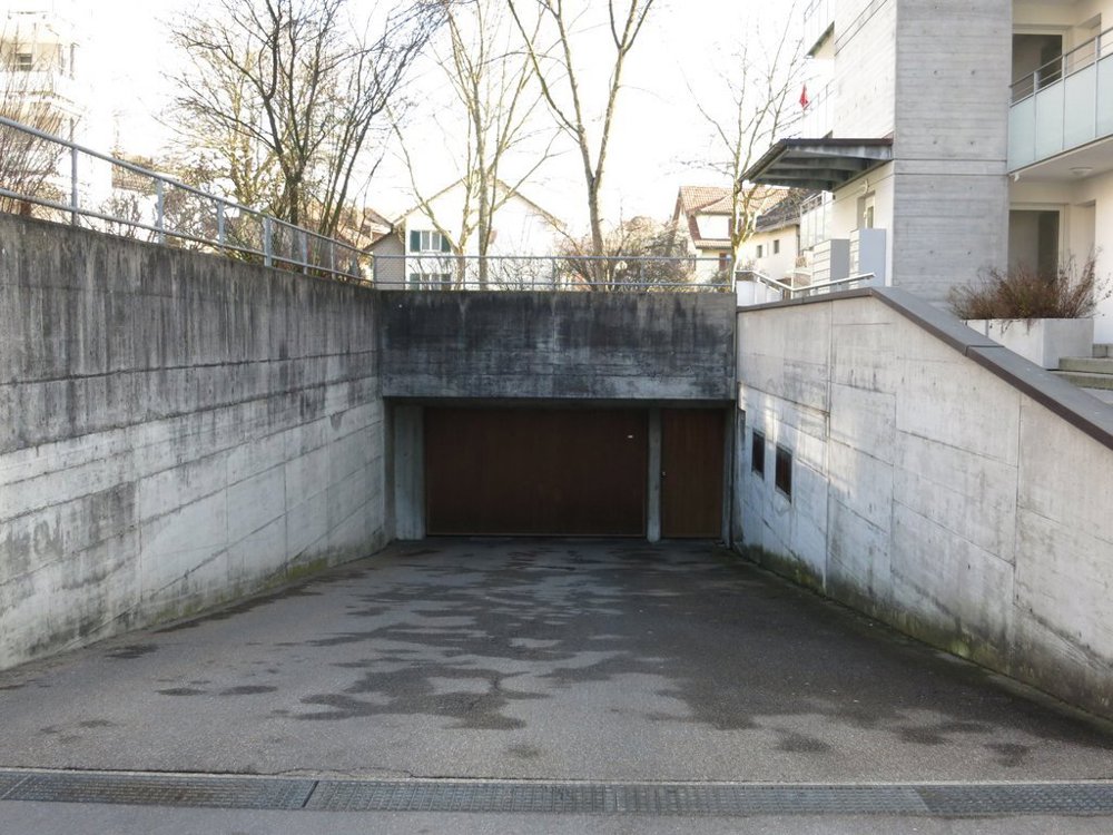 null rooms Car park, garage for rent in Bassersdorf - image 1/2