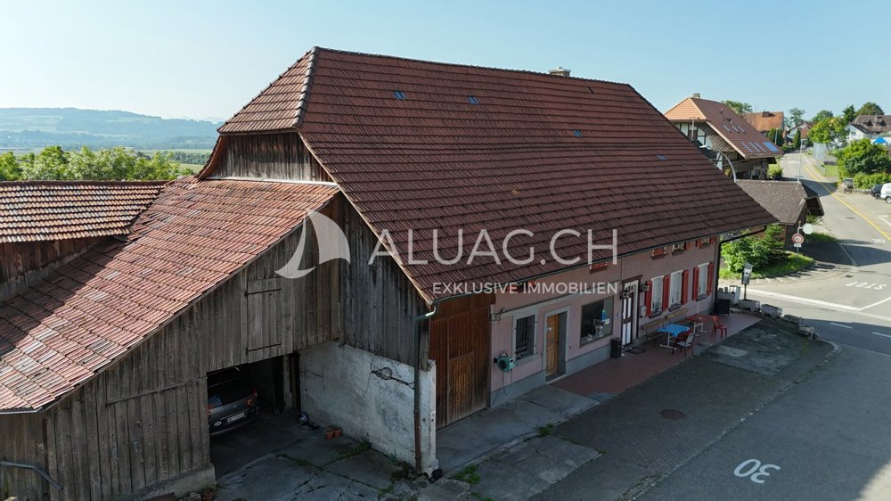 9 rooms House to buy in Bühl BE - image 1/8