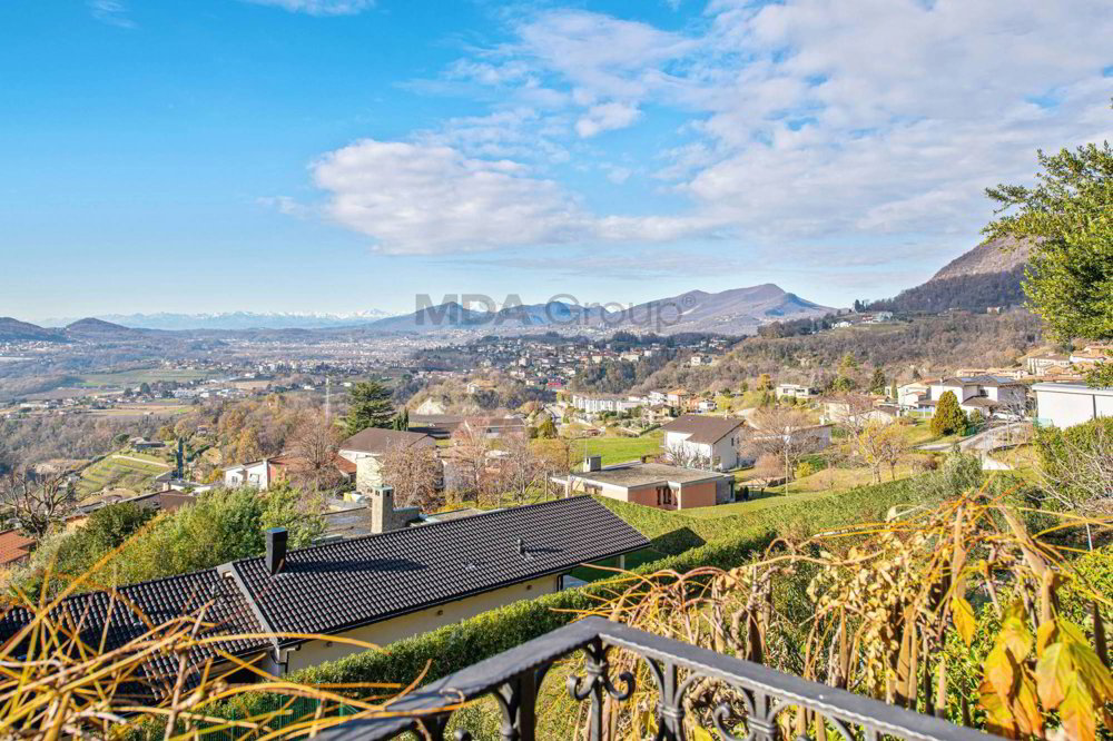 Casa di 5 locali in vendita a Morbio Superiore - immagine 1/13