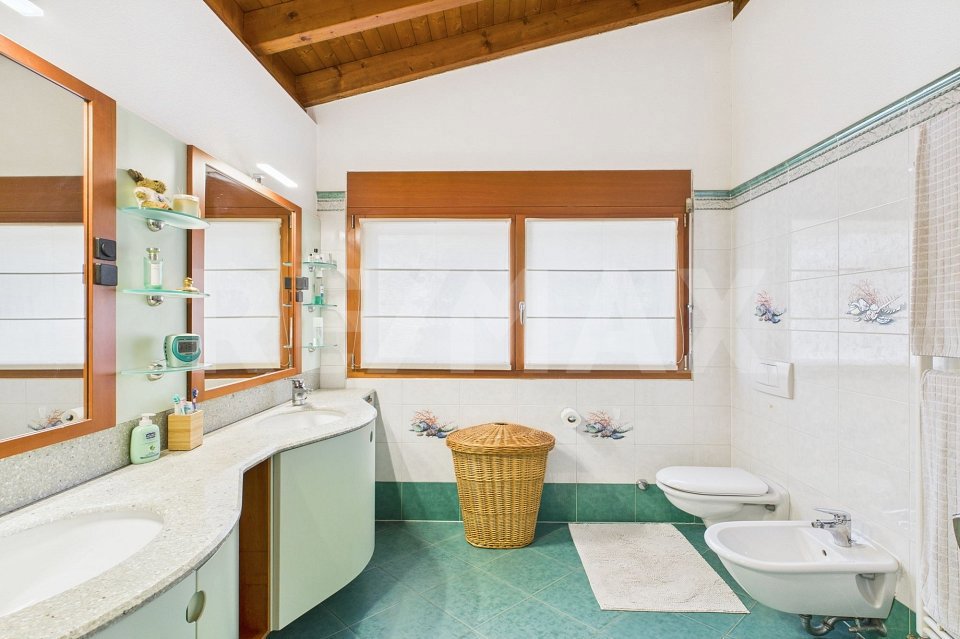 6 rooms House to buy in Stabio - image 1/13