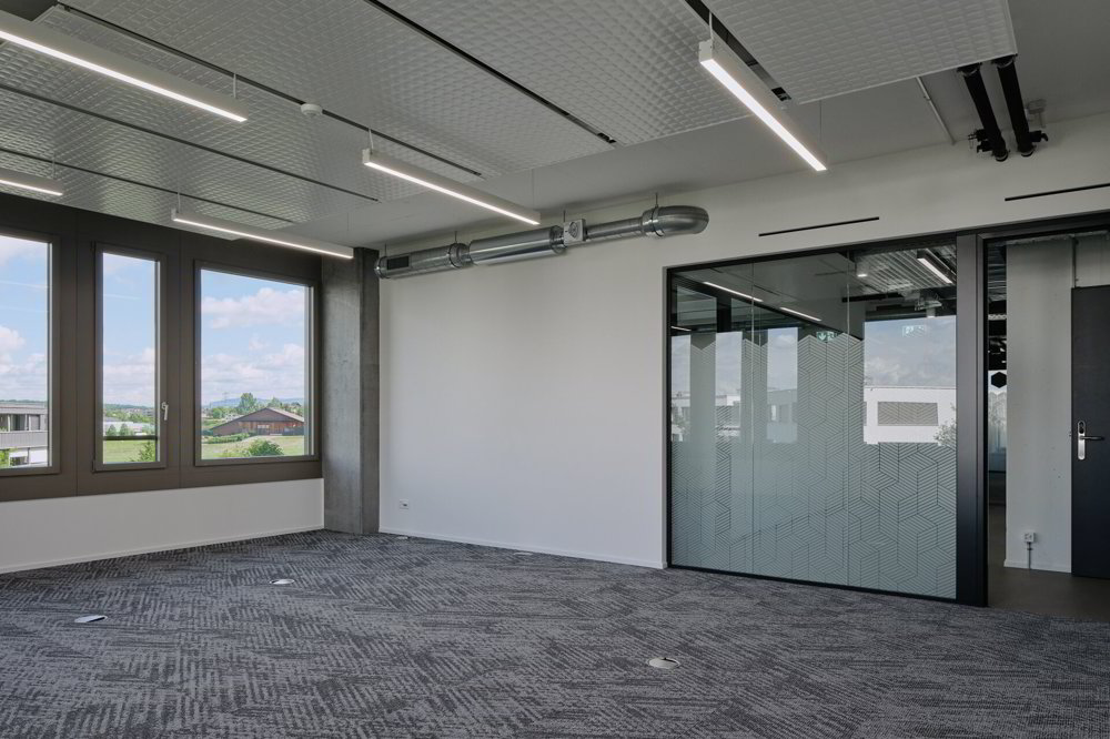 null rooms Office & Commercial for rent in Rotkreuz - image 1/14