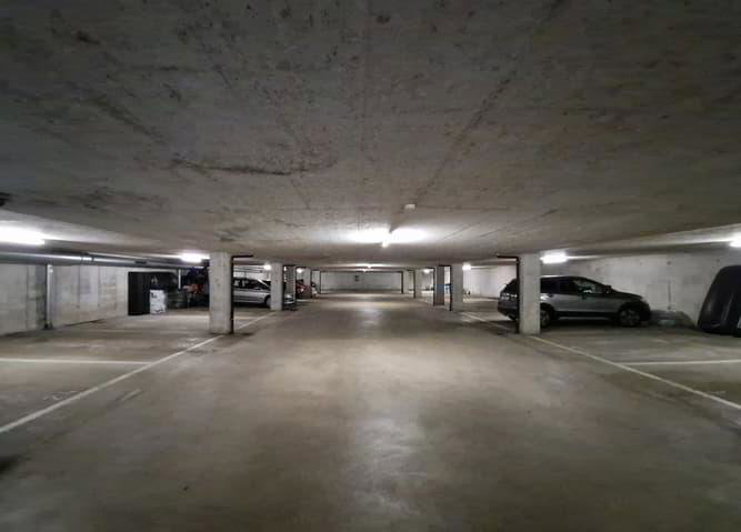 null rooms Car park, garage for rent in Le Locle - image 1/1
