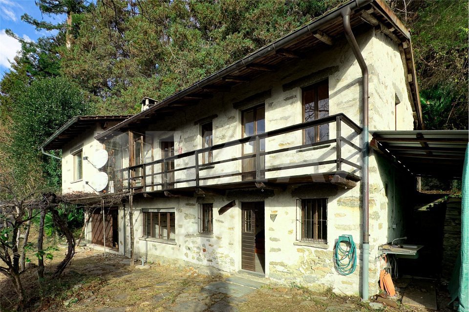 5.5 rooms House to buy in Contra - image 1/4