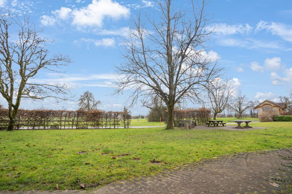 3.5 rooms Apartment to buy in Oetwil am See - image 1/10