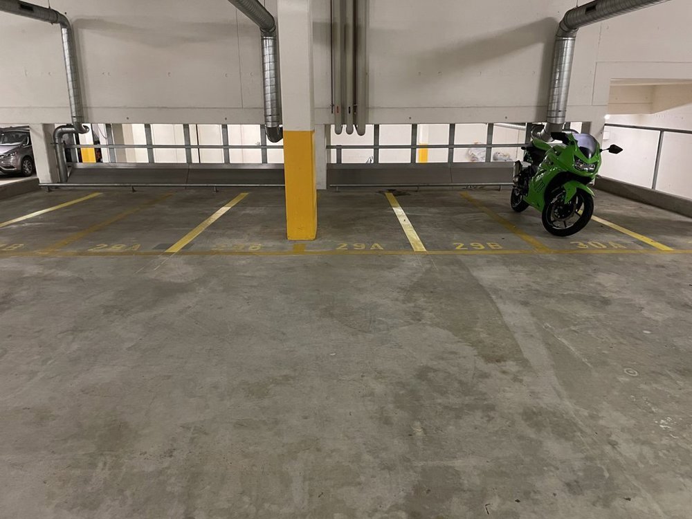 null rooms Car park, garage for rent in Männedorf - image 1/3