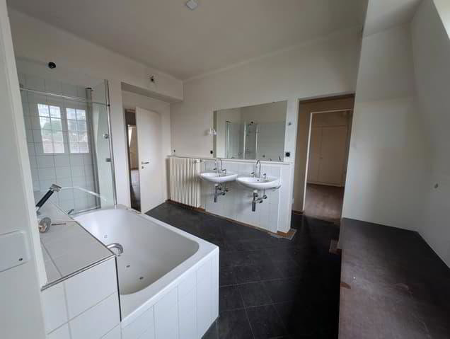 Casa di 20 locali in vendita a Morat - immagine 1/12