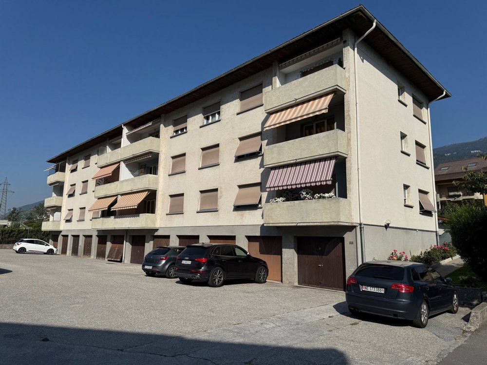 3 rooms Apartment to buy in Sierre - image 1/8