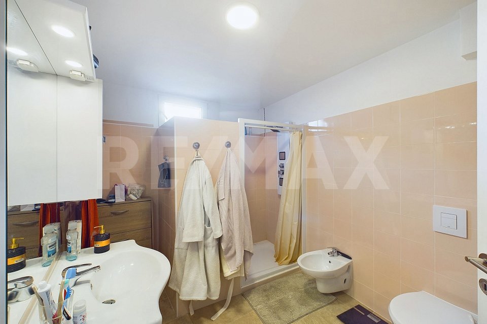 Casa di 9 locali in vendita a Bedigliora - immagine 1/13
