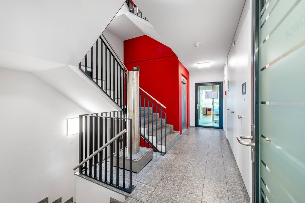 null rooms Office & Commercial for rent in Baar - image 1/13
