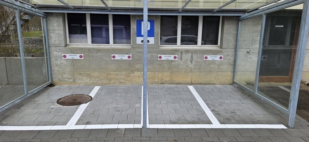 Parking, garage null pièces à louer à Brügg BE - image 1/1