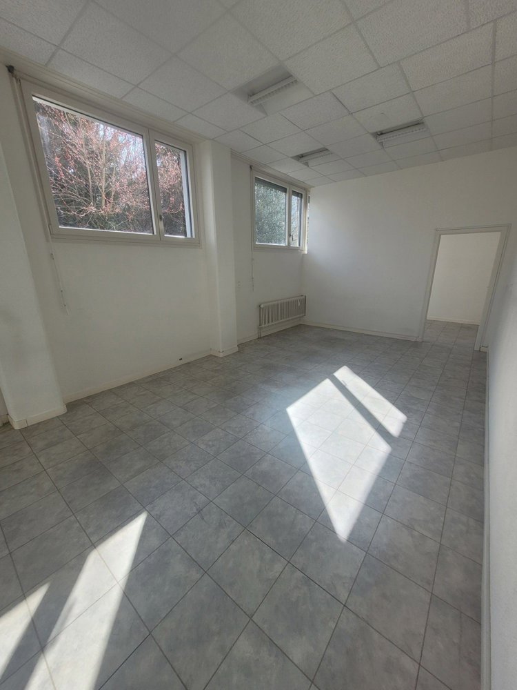 null rooms Office & Commercial for rent in Basel - image 1/4