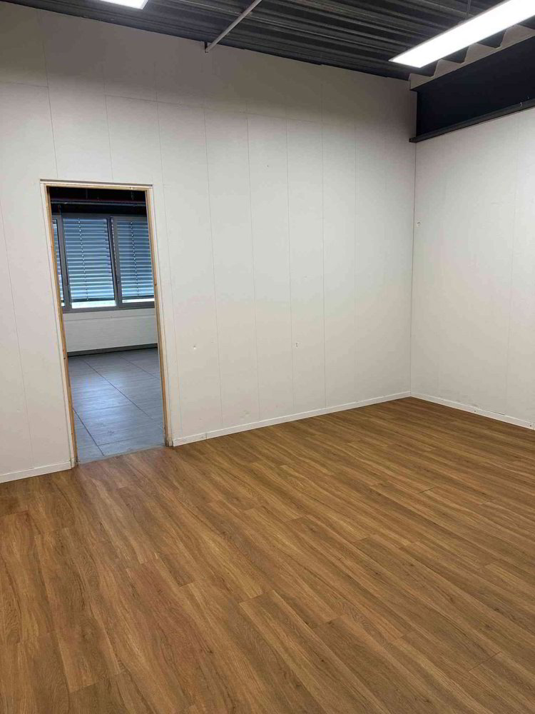 Ufficio & Commercio di 3 locali in affitto a Lonay - immagine 1/7