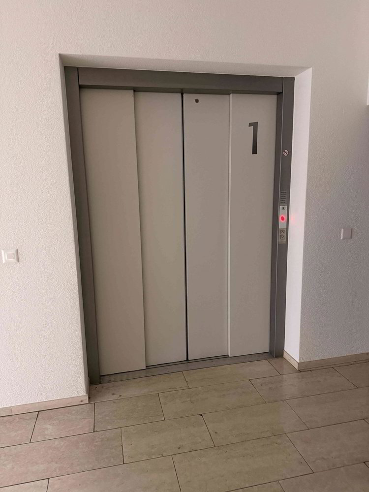 1 rooms Office & Commercial for rent in Cham - image 1/9