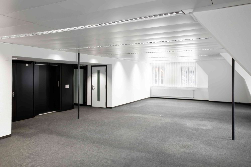 3 rooms Office & Commercial for rent in Aarburg - image 1/2