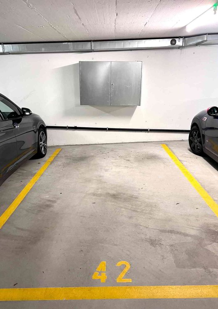 null rooms Car park, garage for rent in Männedorf - image 1/1