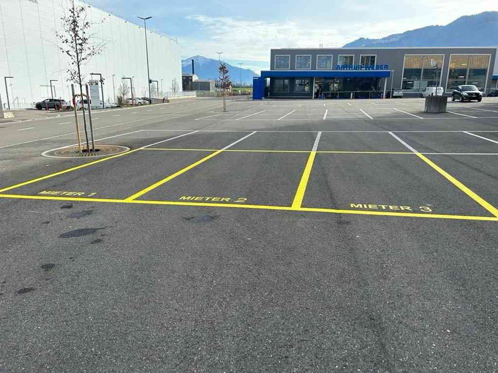 null rooms Car park, garage for rent in Galgenen - image 1/1