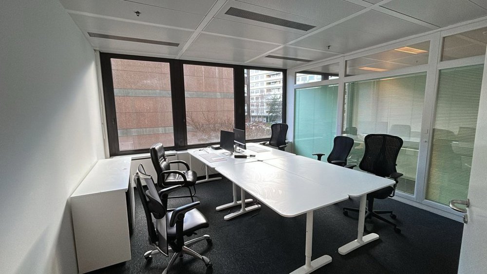 Bureau & Commerce null pièces à louer à Onex - image 1/3