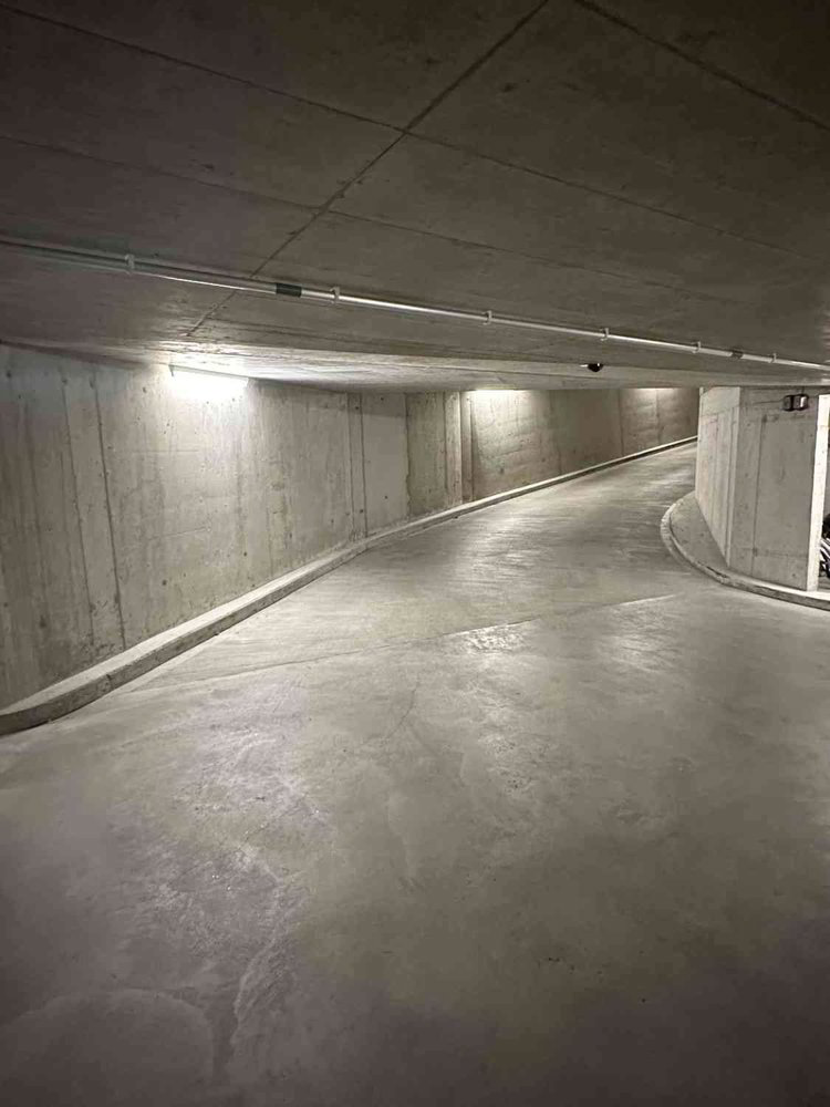 null rooms Car park, garage for rent in Urdorf - image 1/2