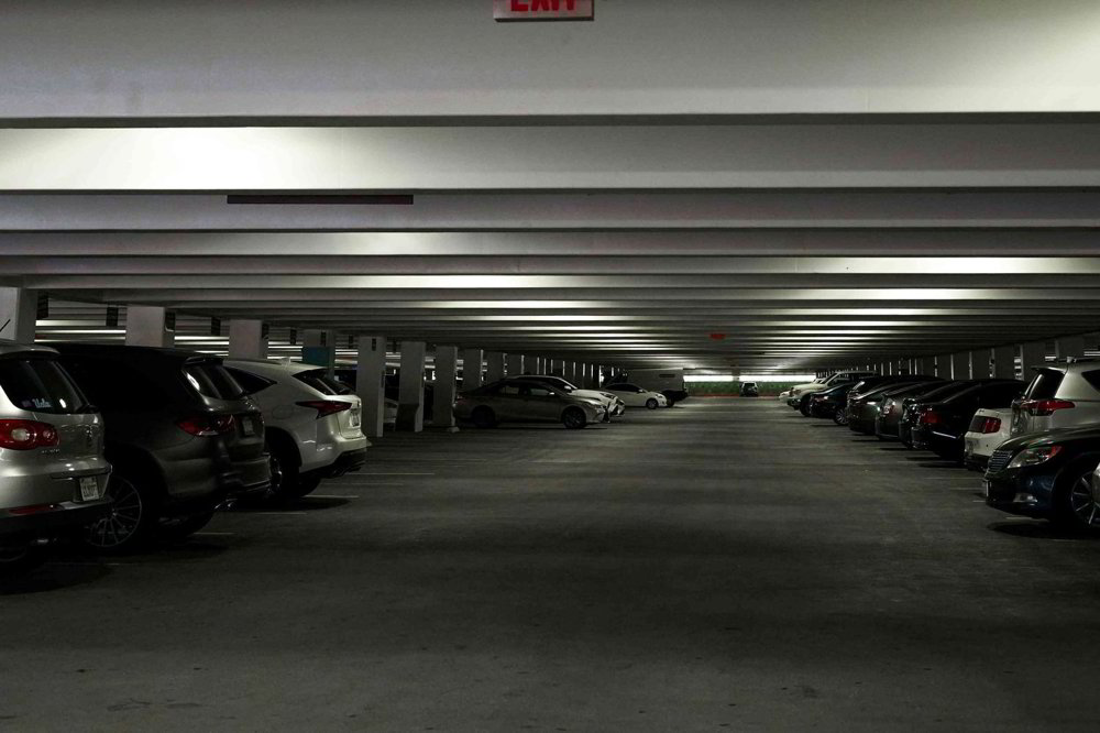 null rooms Car park, garage for rent in Gilly - image 1/1