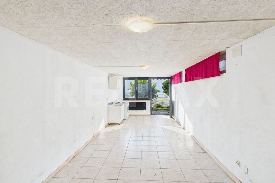 Casa di 10 locali in vendita a Riazzino - immagine 1/13