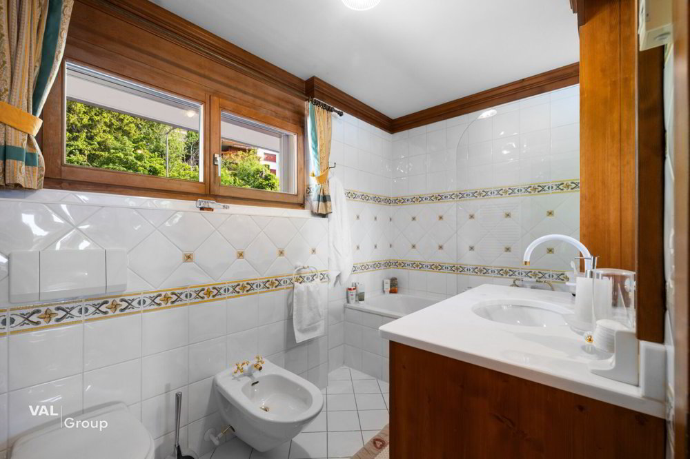 5 rooms Apartment to buy in Crans-Montana - image 1/12