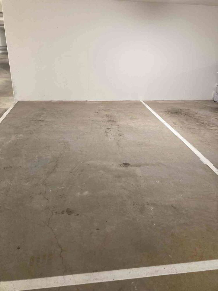 null rooms Car park, garage for rent in Rothenthurm - image 1/1