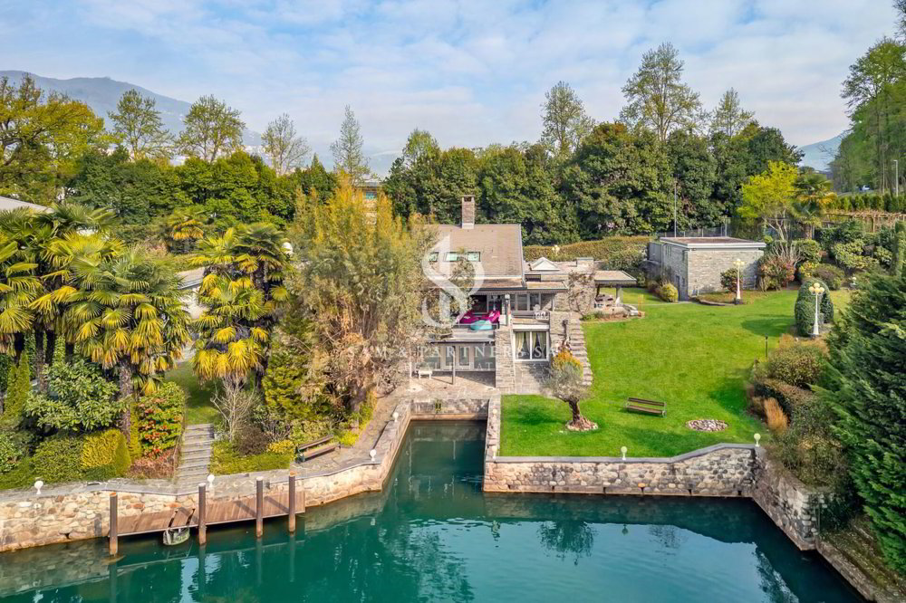Casa di 9 locali in vendita a Caslano - immagine 1/19