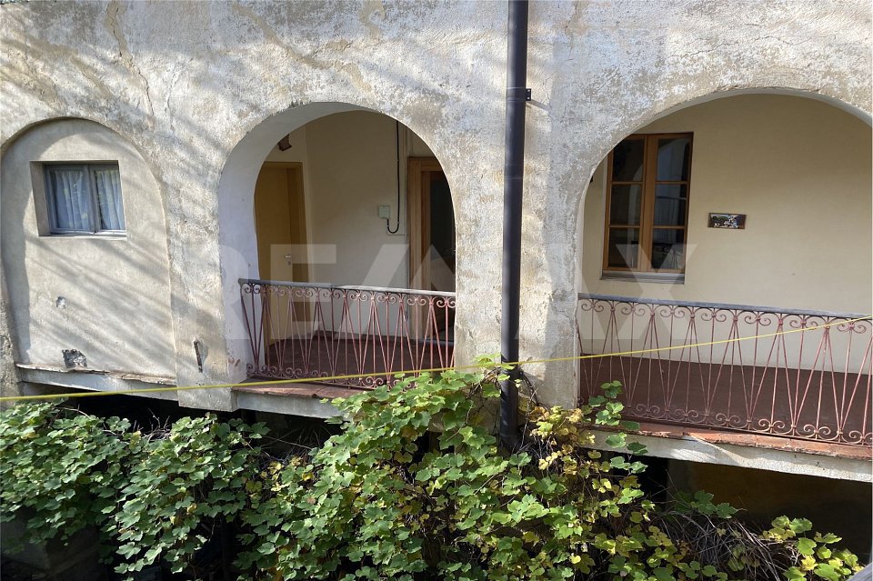 14 rooms House to buy in Carabbia - image 1/13