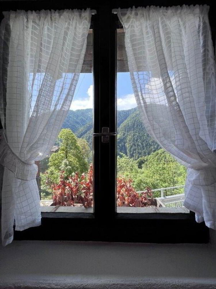 Casa di 9 locali in vendita a Comologno - immagine 1/7