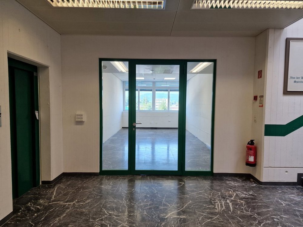 Bureau & Commerce null pièces à louer à Dietlikon - image 1/8