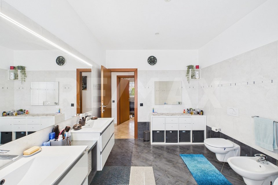 Casa di 9 locali in vendita a Melano - immagine 1/13