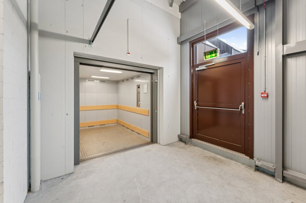 null rooms Office & Commercial for rent in Schiers - image 1/8