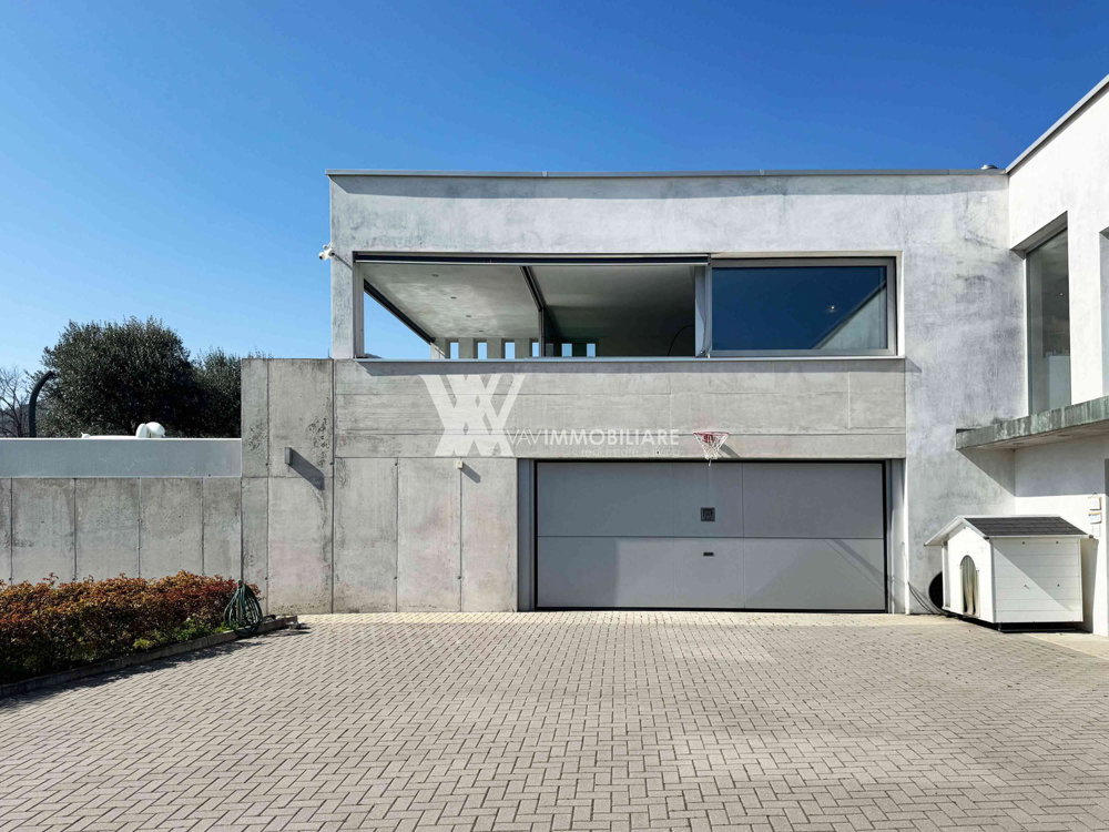 Casa di 7.5 locali in vendita a Arzo - immagine 1/8