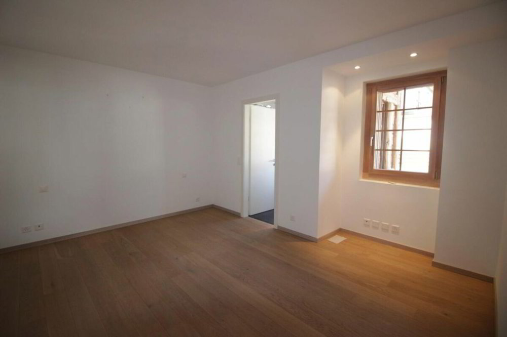 7 rooms Apartment to buy in Crans-Montana - image 1/13
