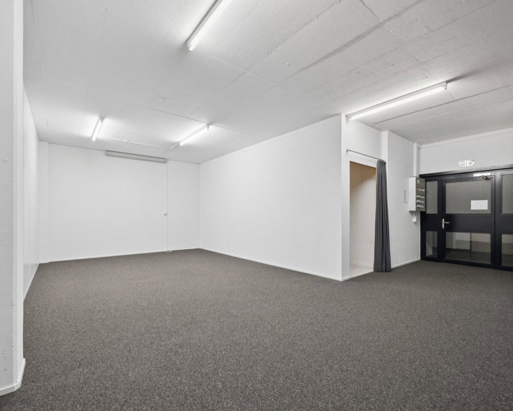 null rooms Office & Commercial for rent in Baar - image 1/10