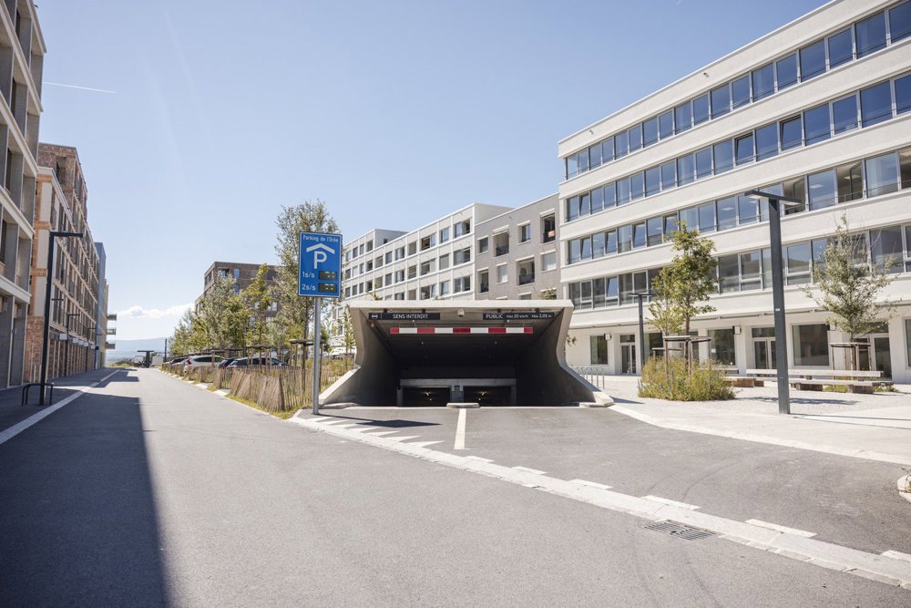 null rooms Office & Commercial for rent in Crissier - image 1/9
