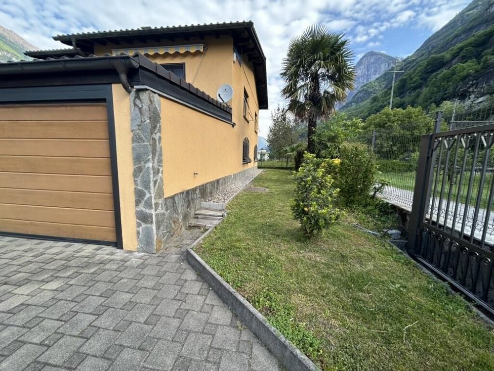 Casa di 6 locali in vendita a Cresciano - immagine 1/9
