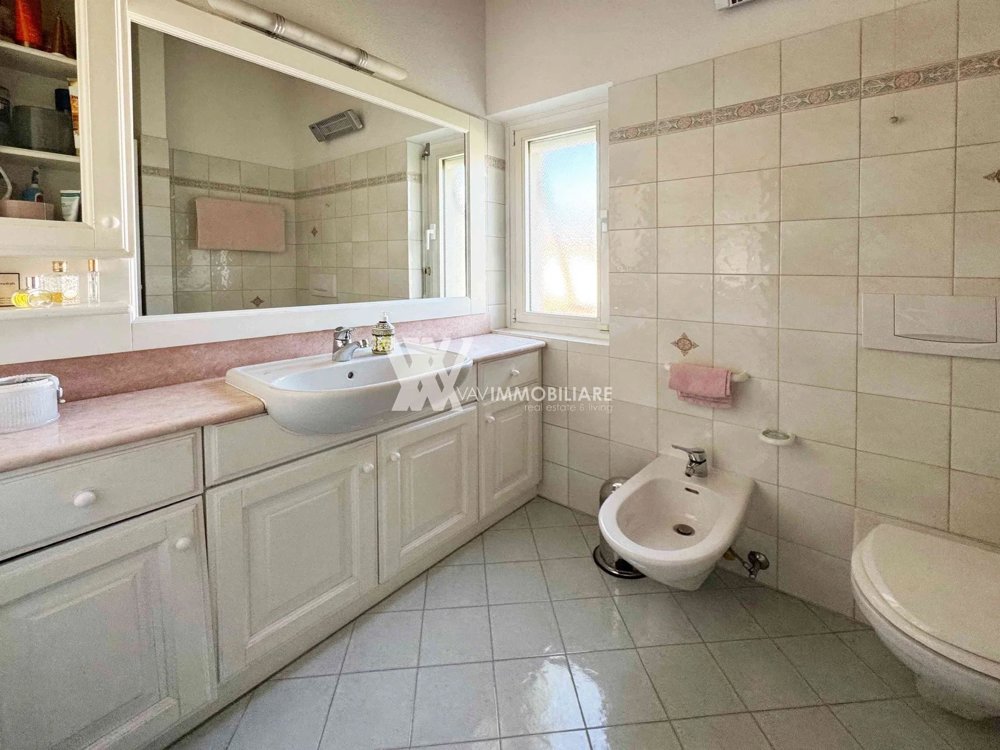 Casa di 7 locali in vendita a Mendrisio - immagine 1/13