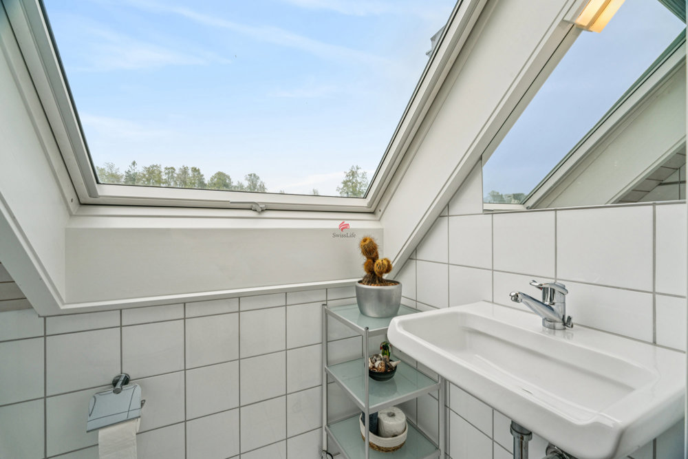 4 rooms Apartment to buy in Hombrechtikon - image 1/13