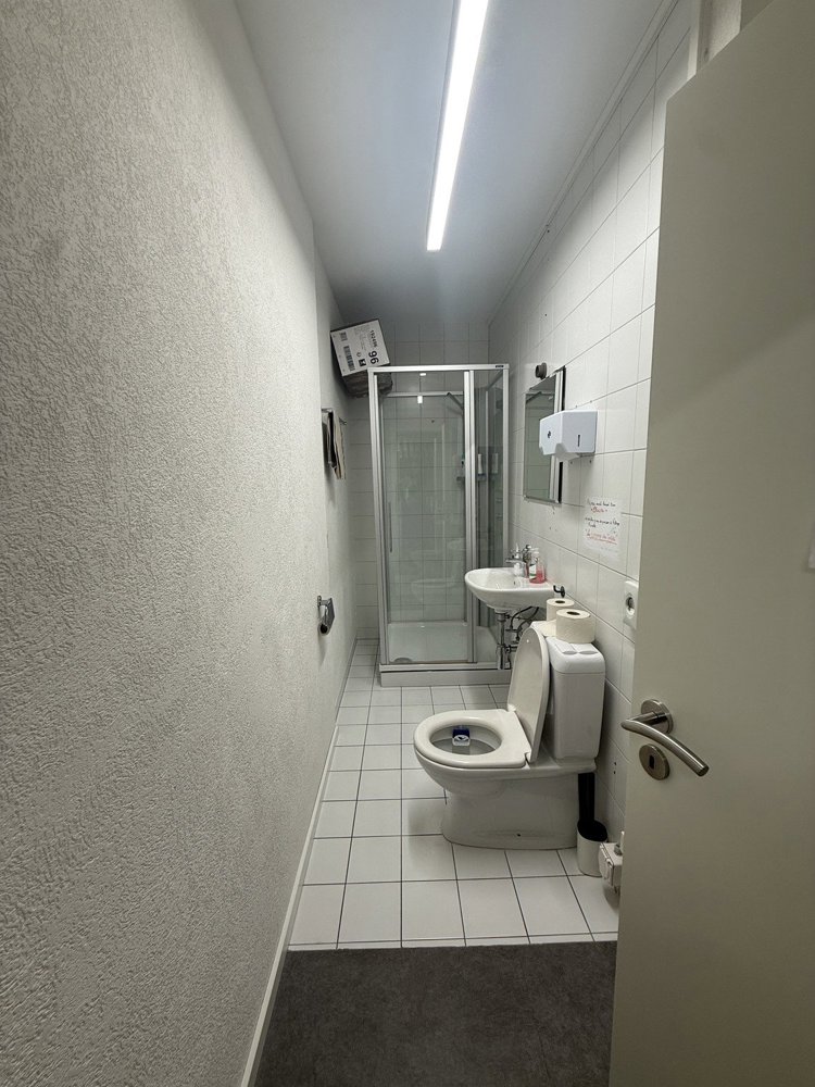 null rooms Office & Commercial for rent in Montreux - image 1/5