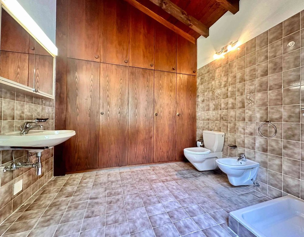 Casa di 8 locali in vendita a Sonvico - immagine 1/5